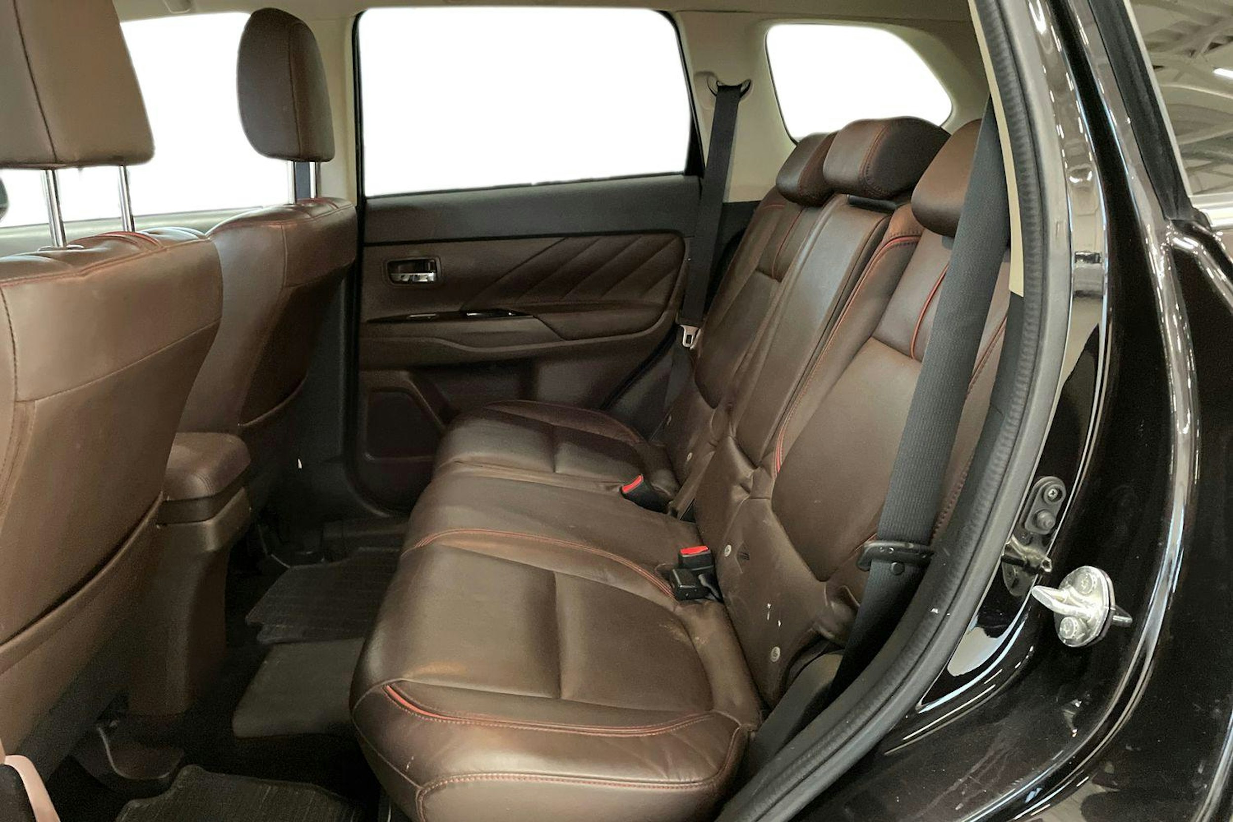 musta Mitsubishi Outlander PHEV 2015 kuva 10.