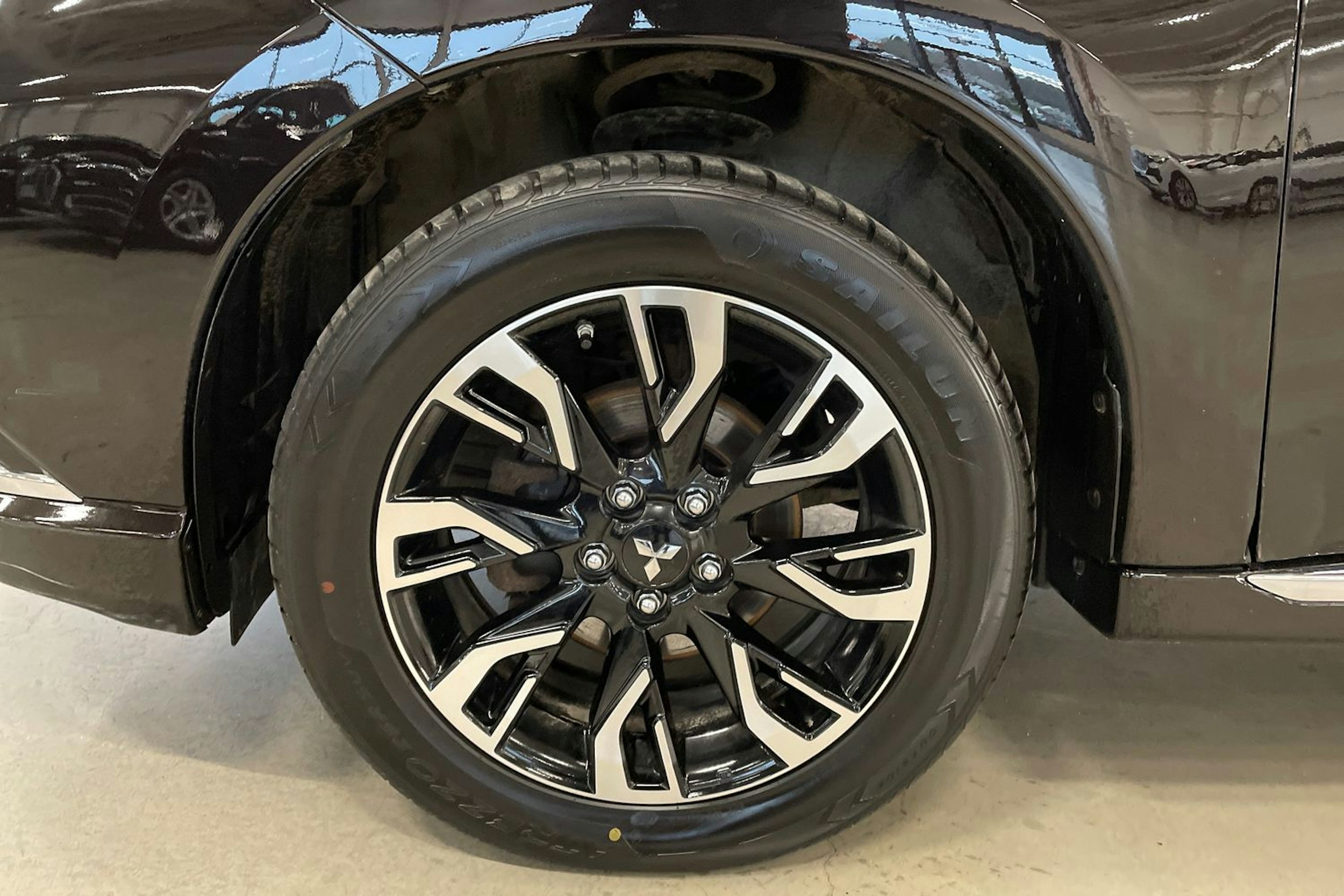 musta Mitsubishi Outlander PHEV 2015 kuva 11.