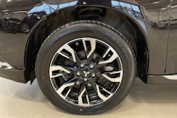 musta Mitsubishi Outlander PHEV 2015 kuva 11.