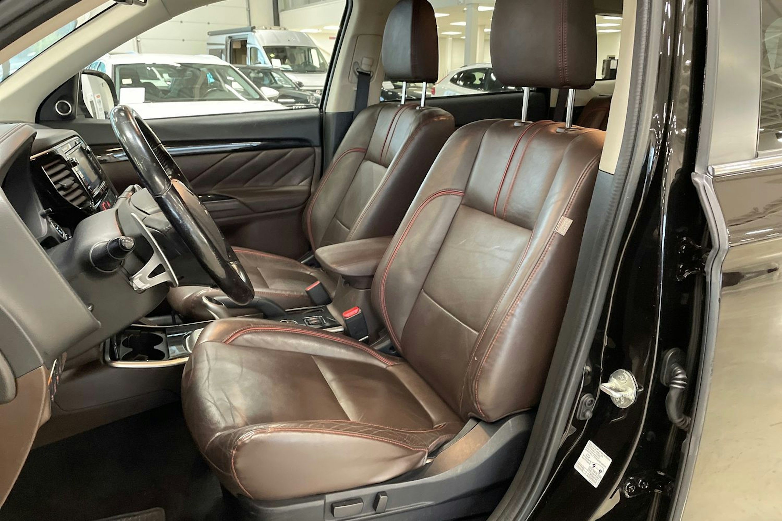 musta Mitsubishi Outlander PHEV 2015 kuva 14.