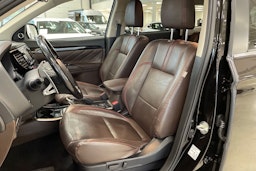 musta Mitsubishi Outlander PHEV 2015 kuva 14.