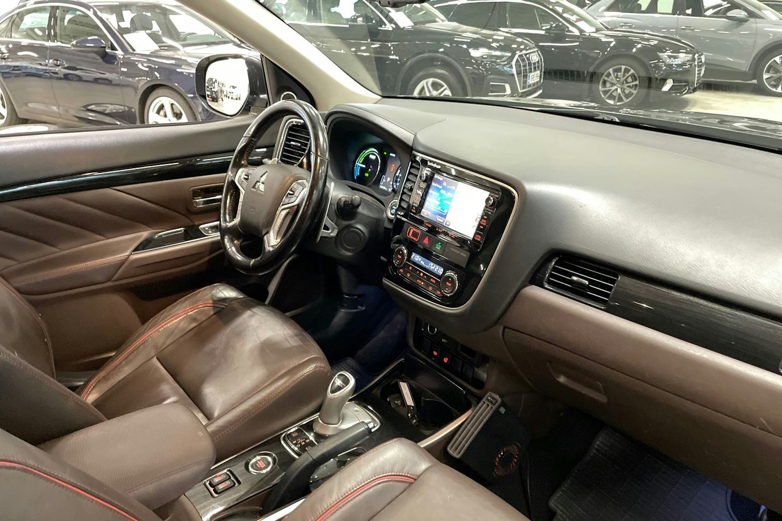 musta Mitsubishi Outlander PHEV 2015 kuva 15.