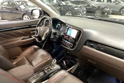 musta Mitsubishi Outlander PHEV 2015 kuva 15.