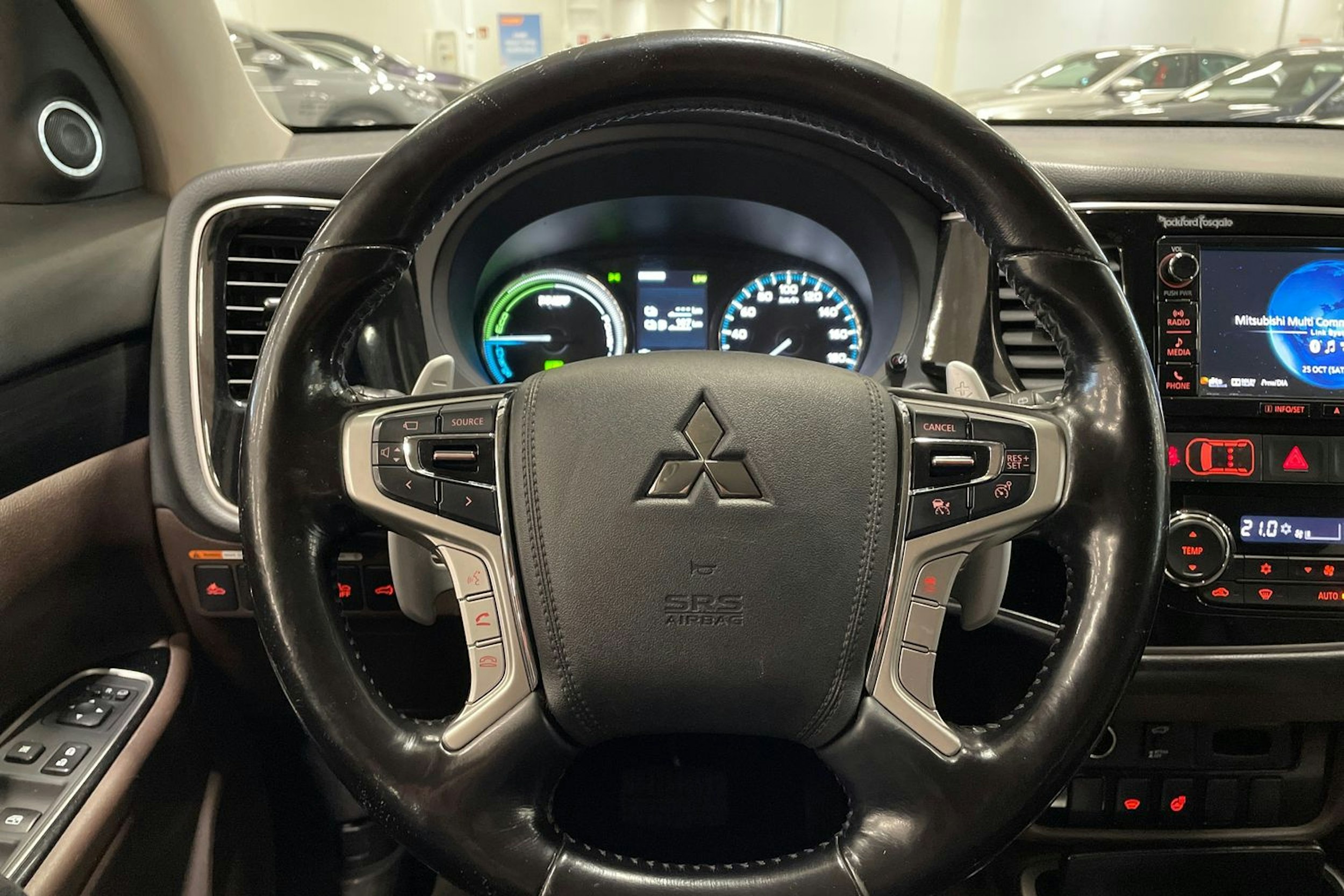 musta Mitsubishi Outlander PHEV 2015 kuva 17.