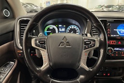 musta Mitsubishi Outlander PHEV 2015 kuva 17.