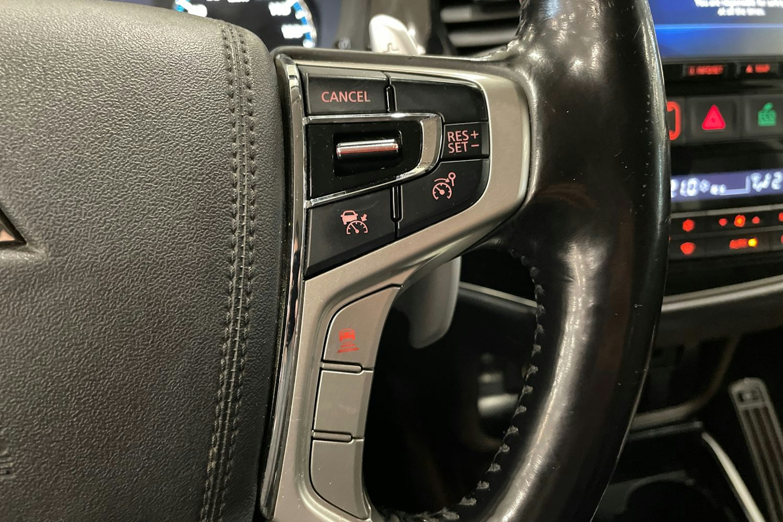 musta Mitsubishi Outlander PHEV 2015 kuva 18.