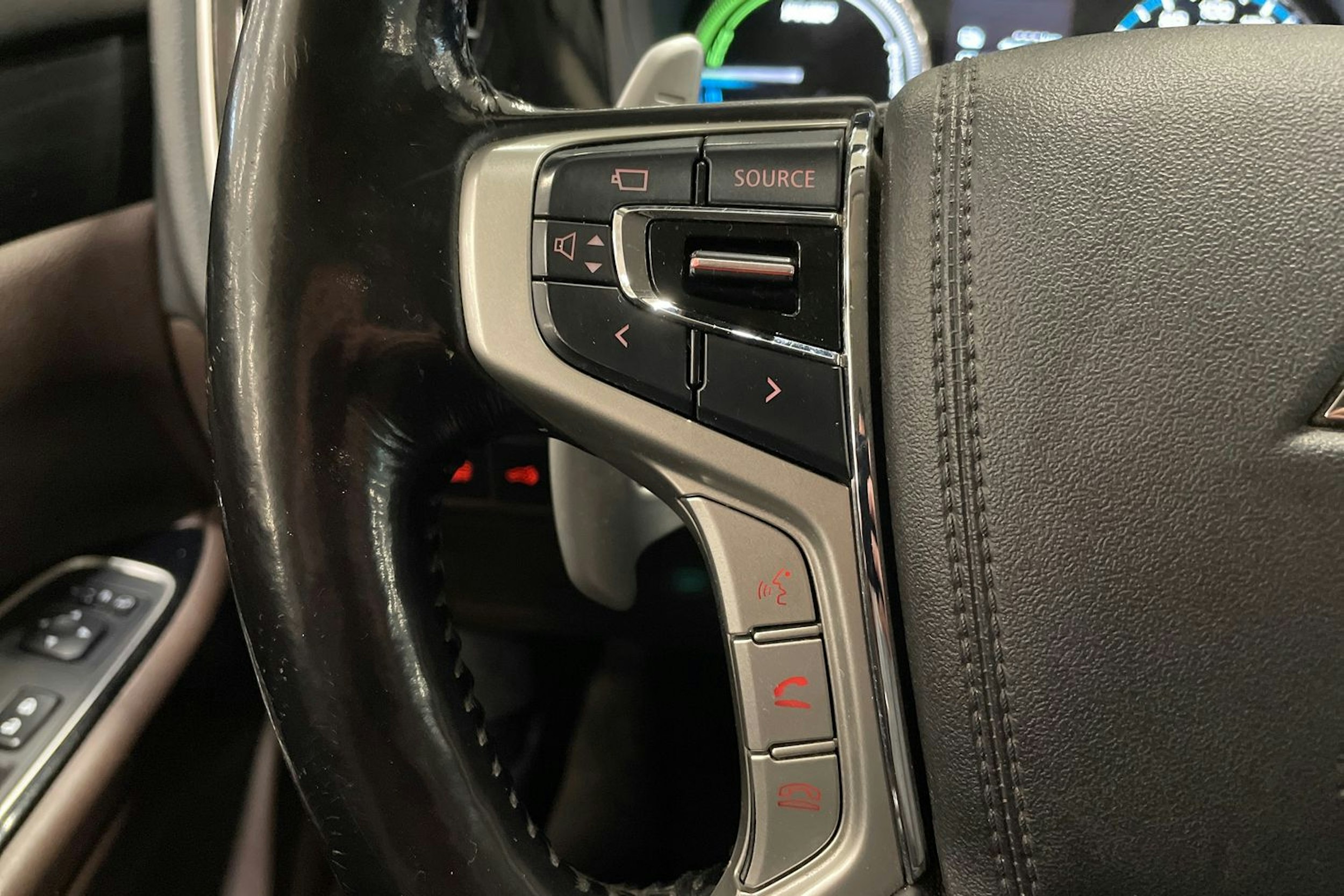 musta Mitsubishi Outlander PHEV 2015 kuva 19.