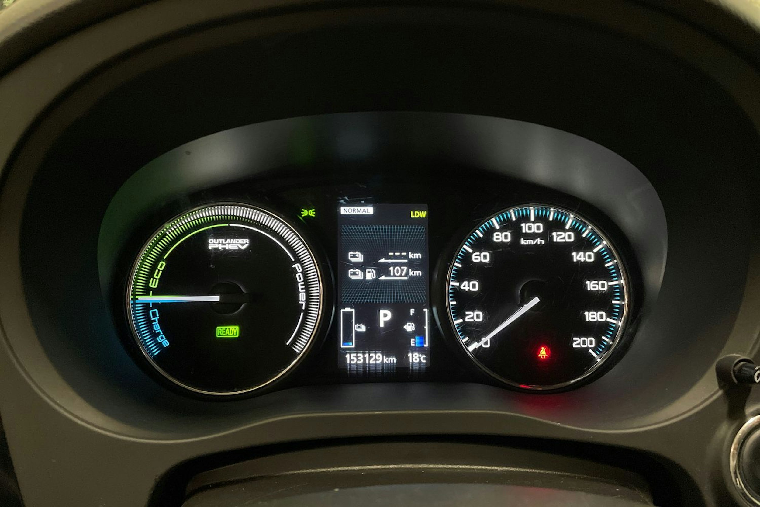 musta Mitsubishi Outlander PHEV 2015 kuva 20.