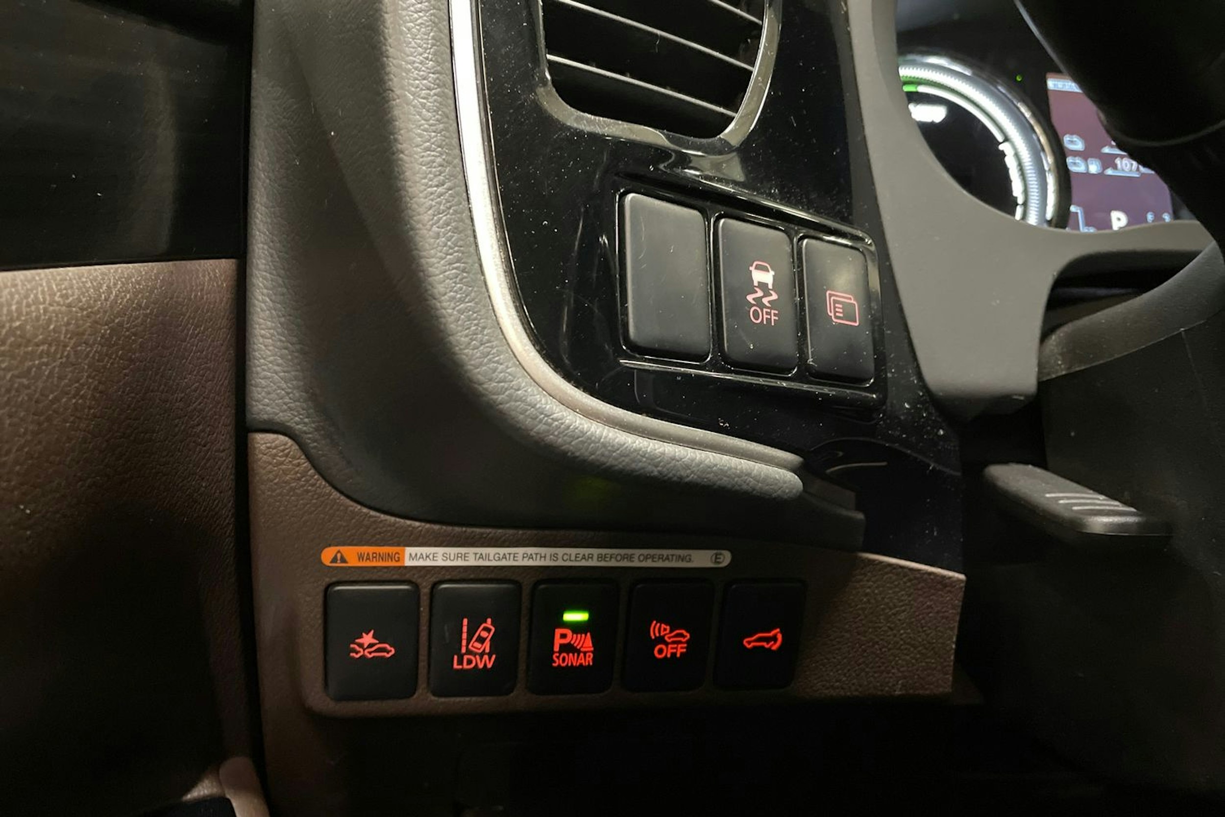 musta Mitsubishi Outlander PHEV 2015 kuva 21.