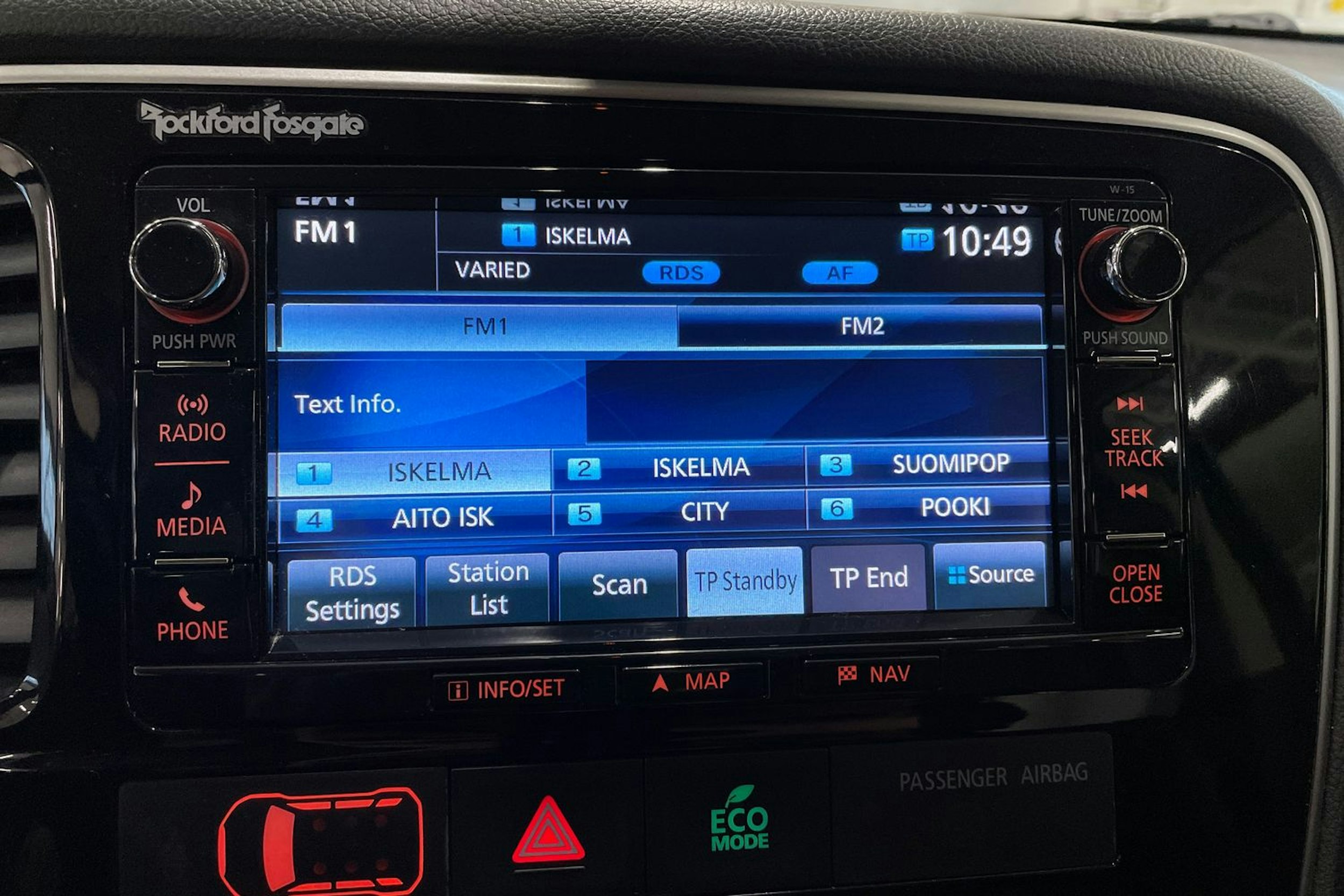 musta Mitsubishi Outlander PHEV 2015 kuva 23.