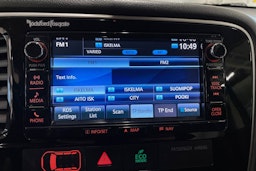 musta Mitsubishi Outlander PHEV 2015 kuva 23.