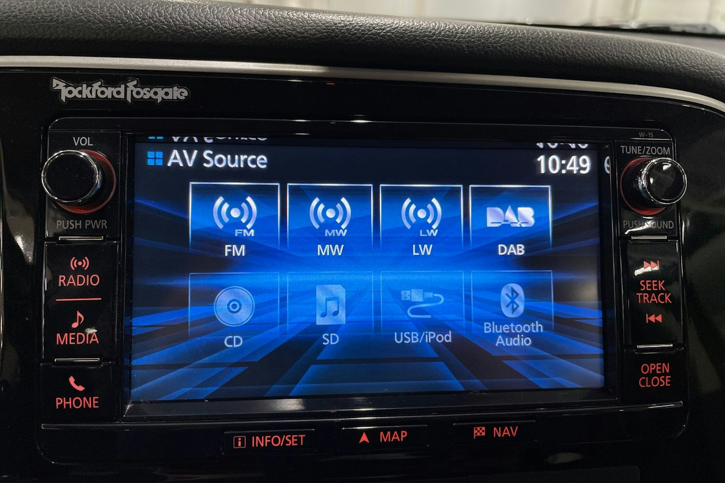 musta Mitsubishi Outlander PHEV 2015 kuva 24.