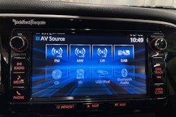 musta Mitsubishi Outlander PHEV 2015 kuva 24.