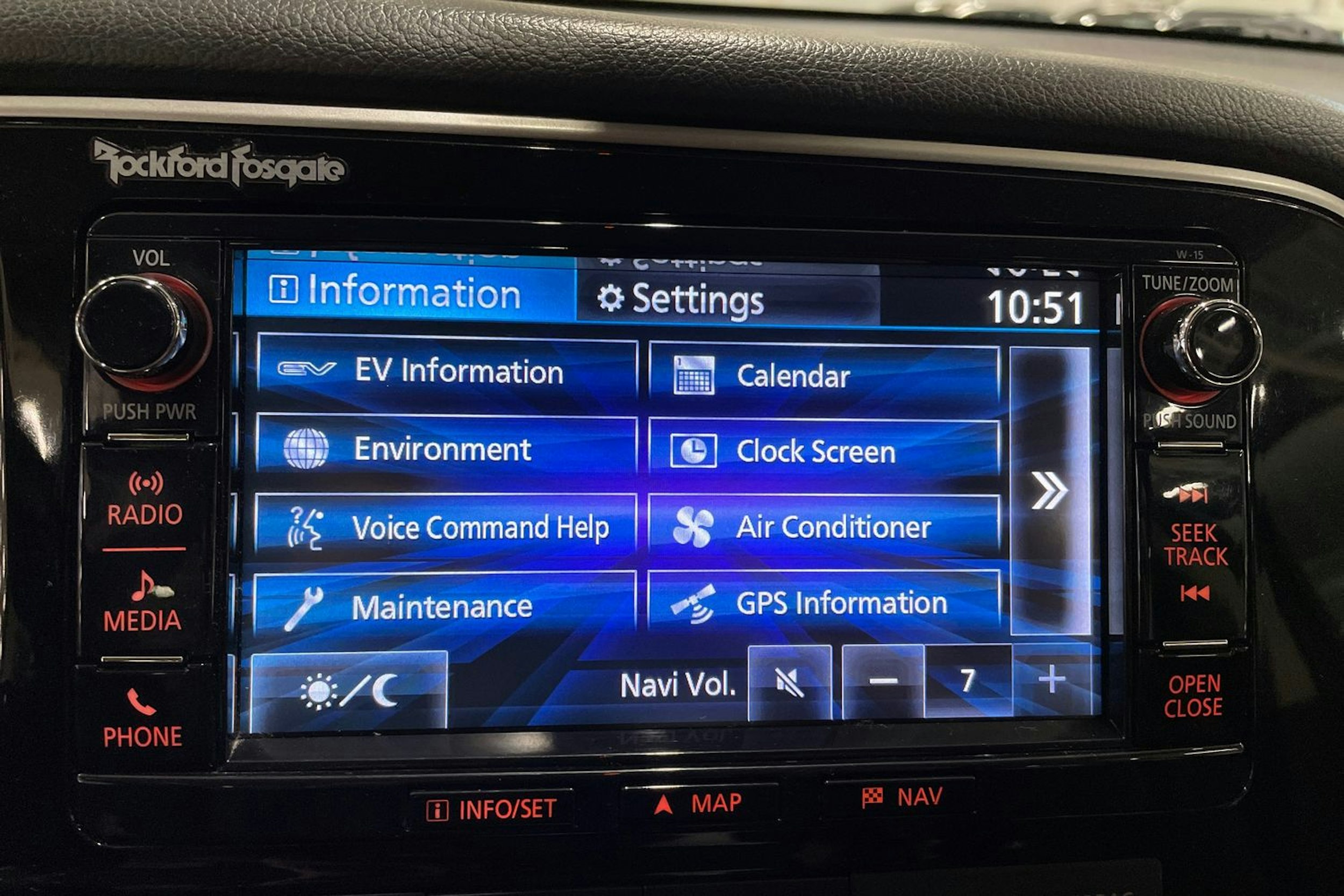 musta Mitsubishi Outlander PHEV 2015 kuva 26.