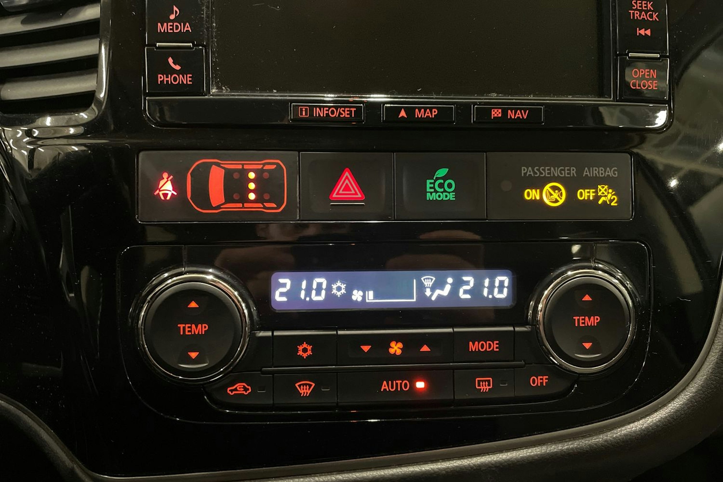 musta Mitsubishi Outlander PHEV 2015 kuva 27.