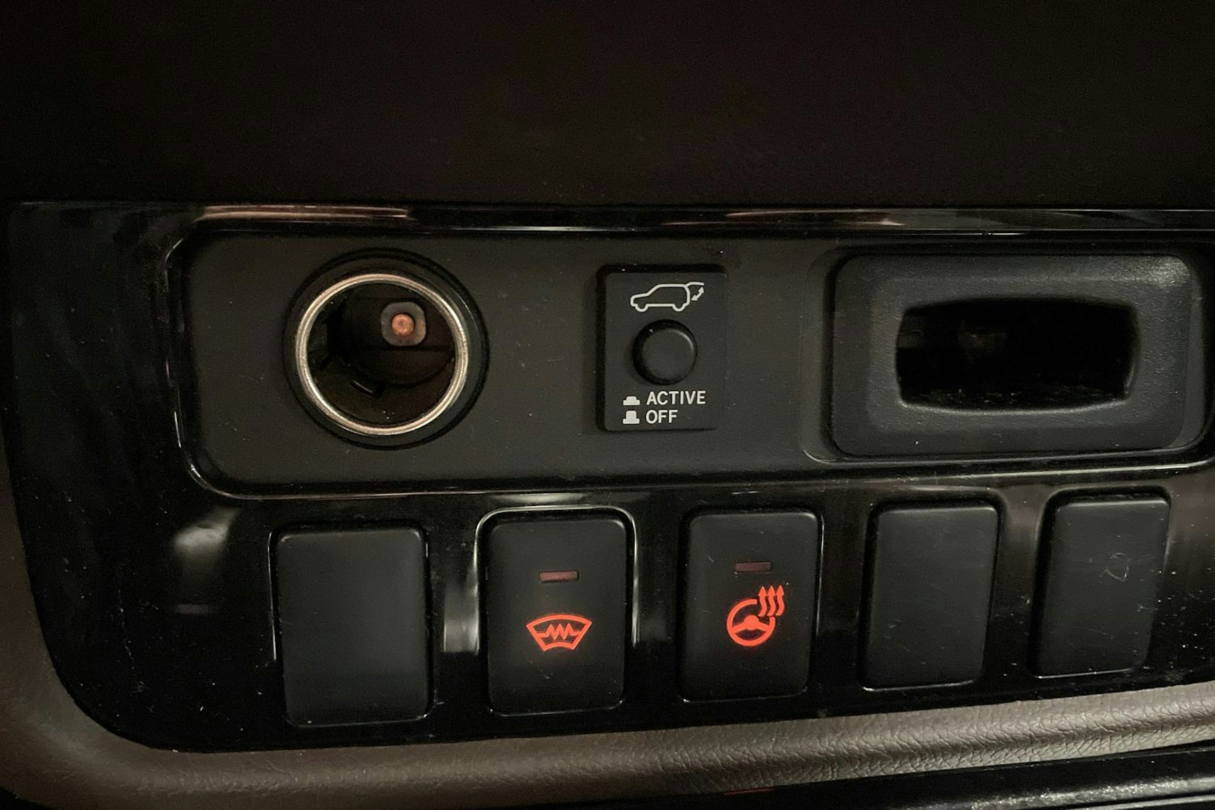 musta Mitsubishi Outlander PHEV 2015 kuva 28.