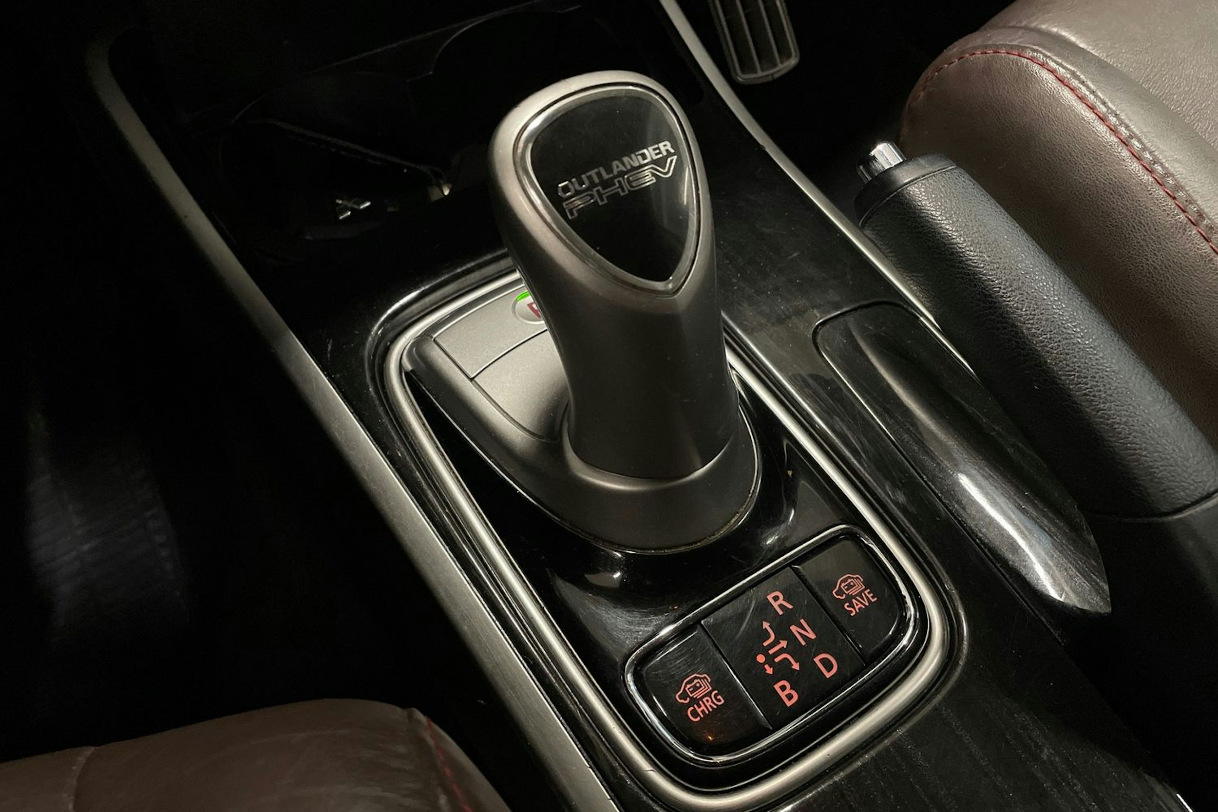 musta Mitsubishi Outlander PHEV 2015 kuva 30.