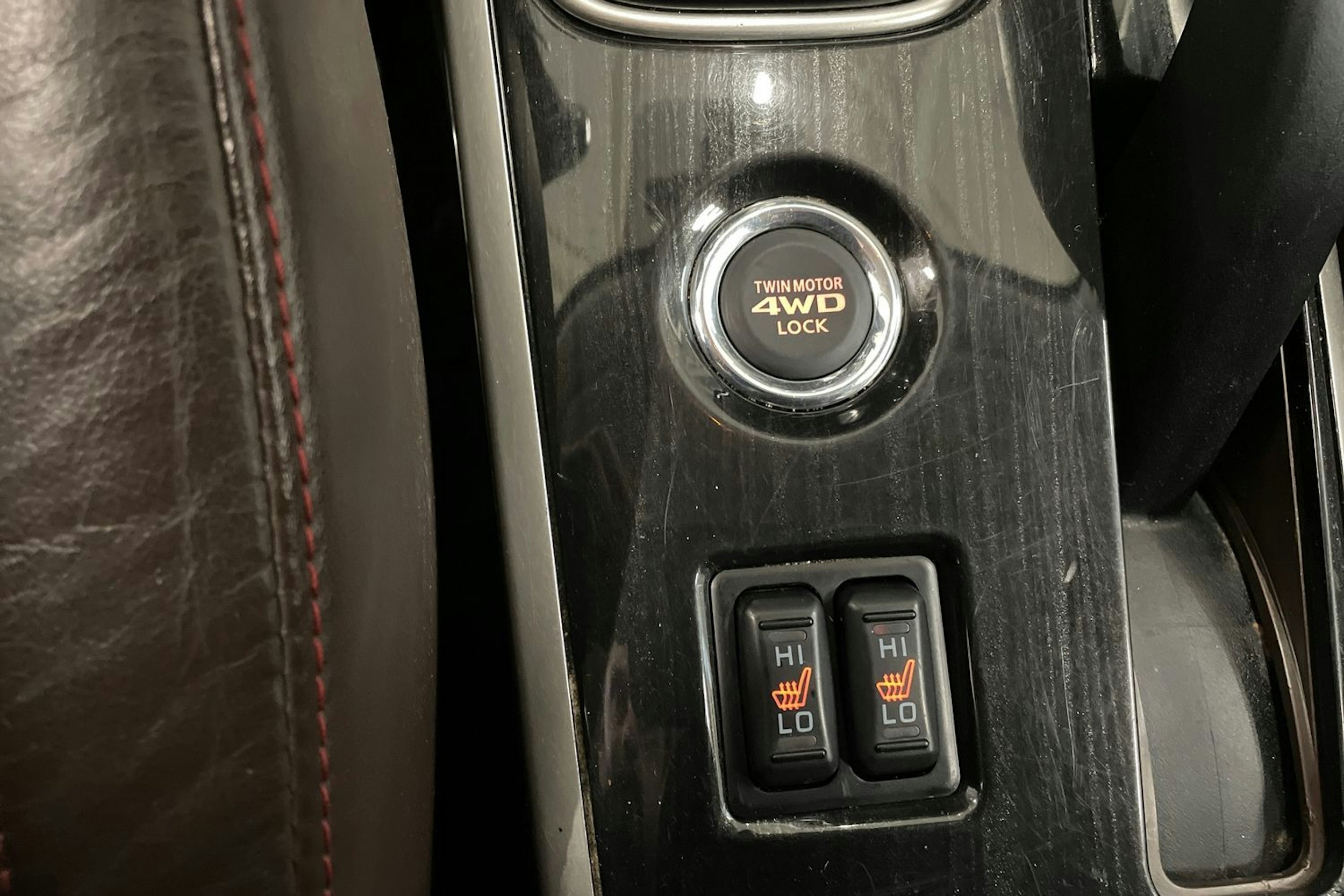 musta Mitsubishi Outlander PHEV 2015 kuva 31.