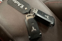 musta Mitsubishi Outlander PHEV 2015 kuva 32.