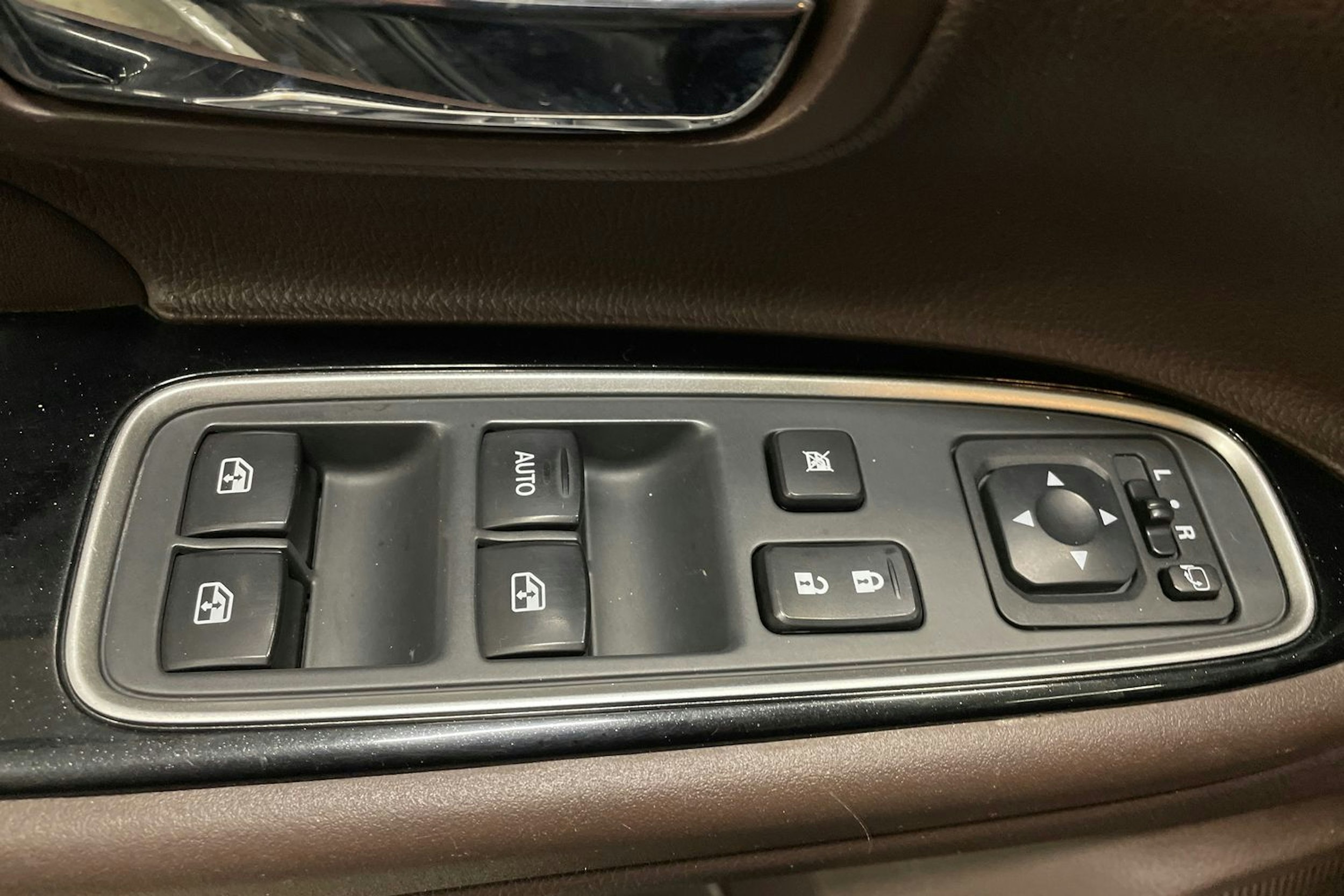 musta Mitsubishi Outlander PHEV 2015 kuva 33.