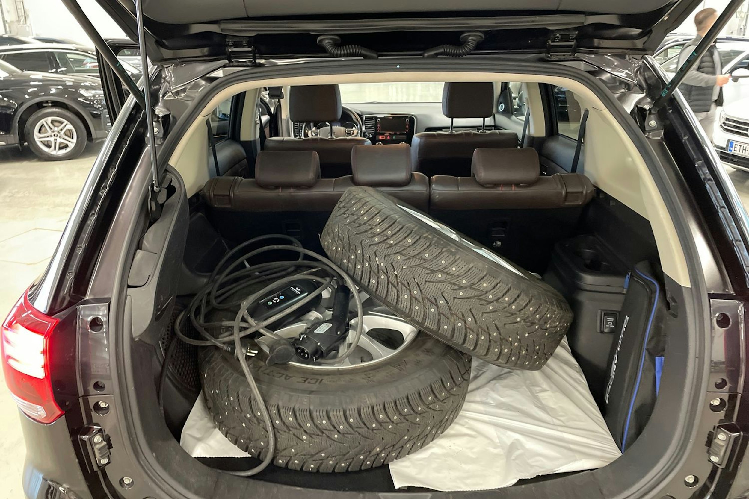 musta Mitsubishi Outlander PHEV 2015 kuva 34.