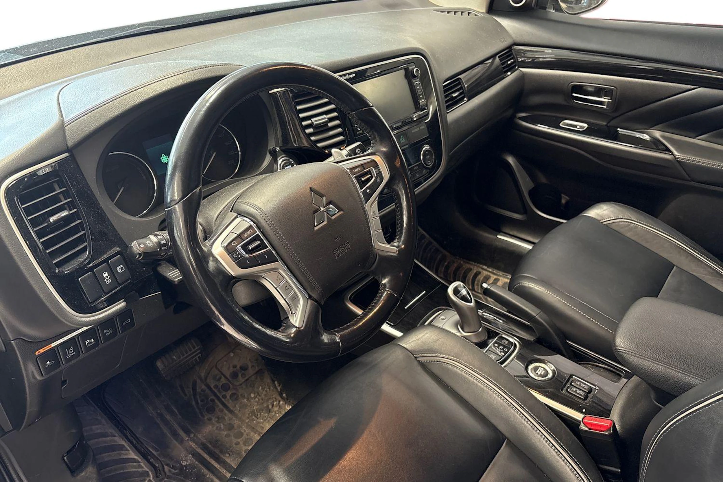 musta Mitsubishi Outlander PHEV 2015 kuva 3.