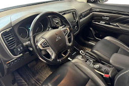 musta Mitsubishi Outlander PHEV 2015 kuva 3.