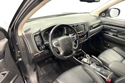 Musta Mitsubishi Outlander PHEV 2016 kuva 8.