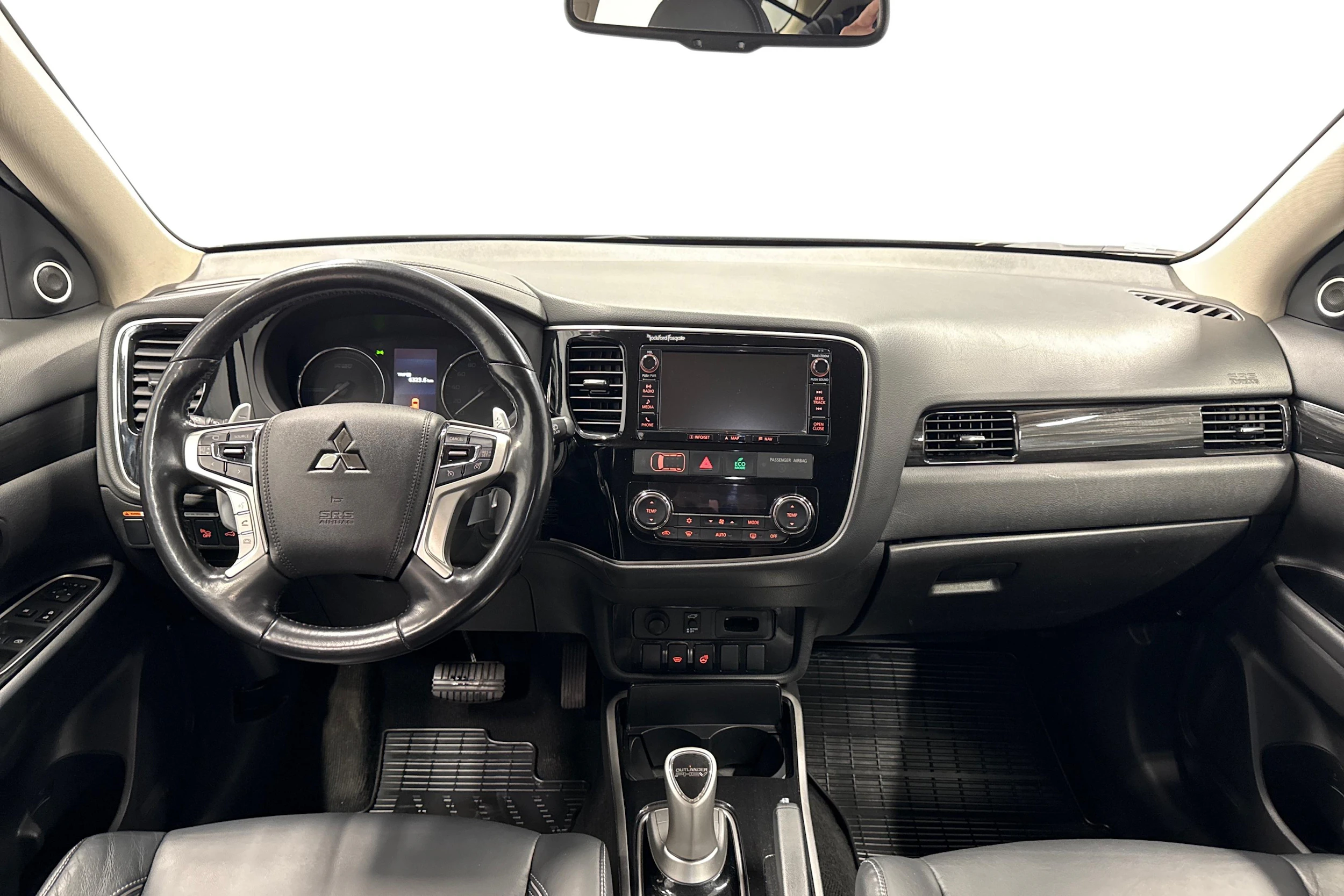 Musta Mitsubishi Outlander PHEV 2016 kuva 9.