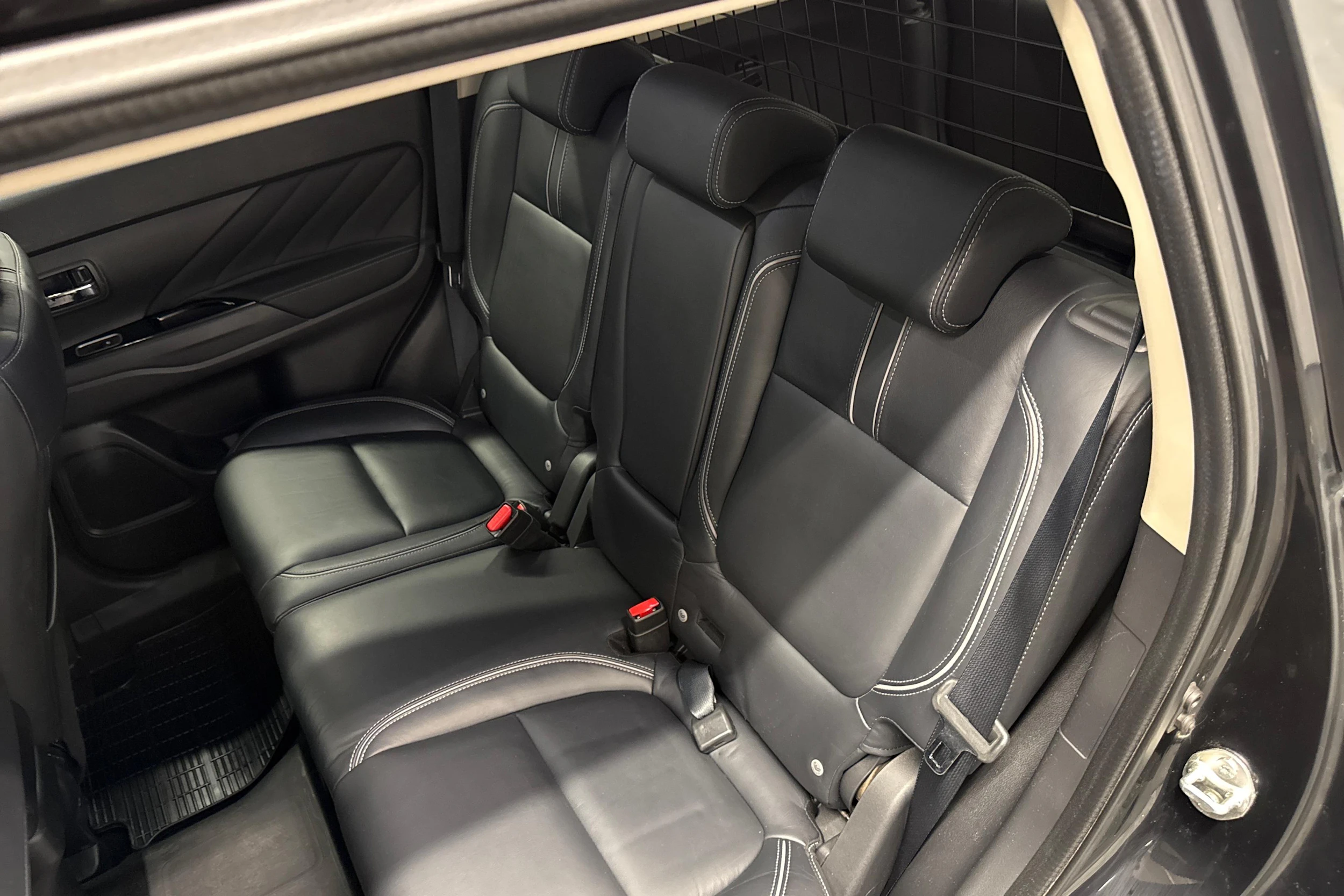 Musta Mitsubishi Outlander PHEV 2016 kuva 11.