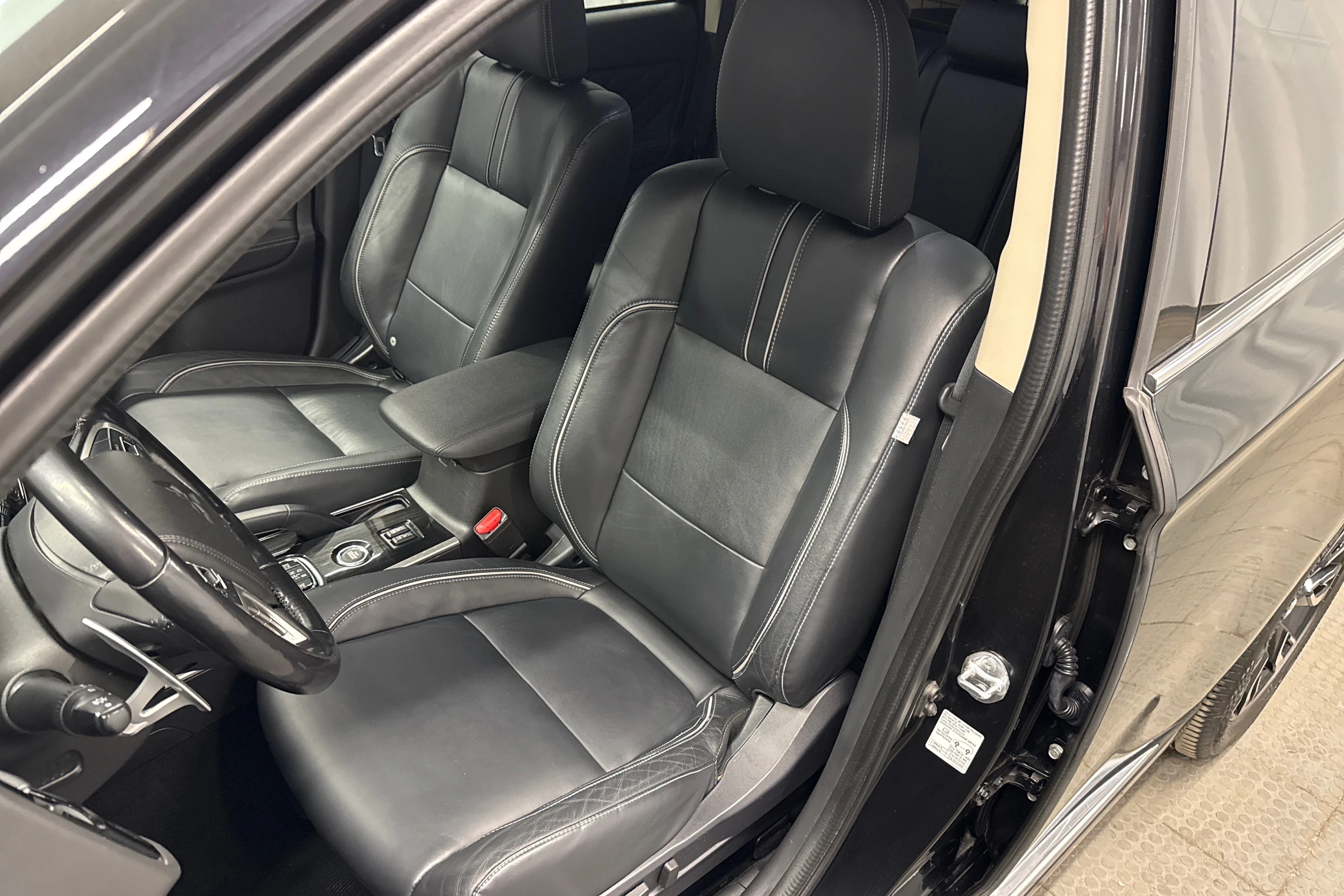 Musta Mitsubishi Outlander PHEV 2016 kuva 15.