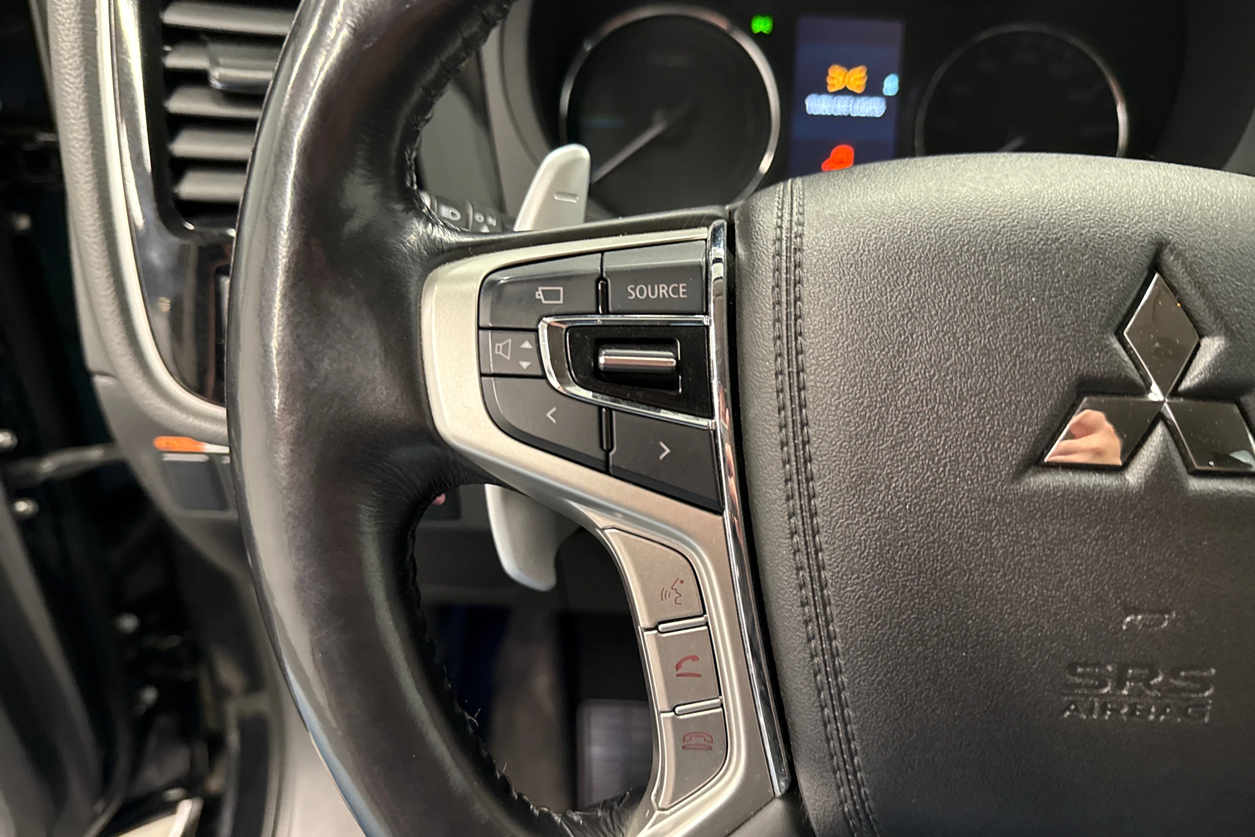 Musta Mitsubishi Outlander PHEV 2016 kuva 16.