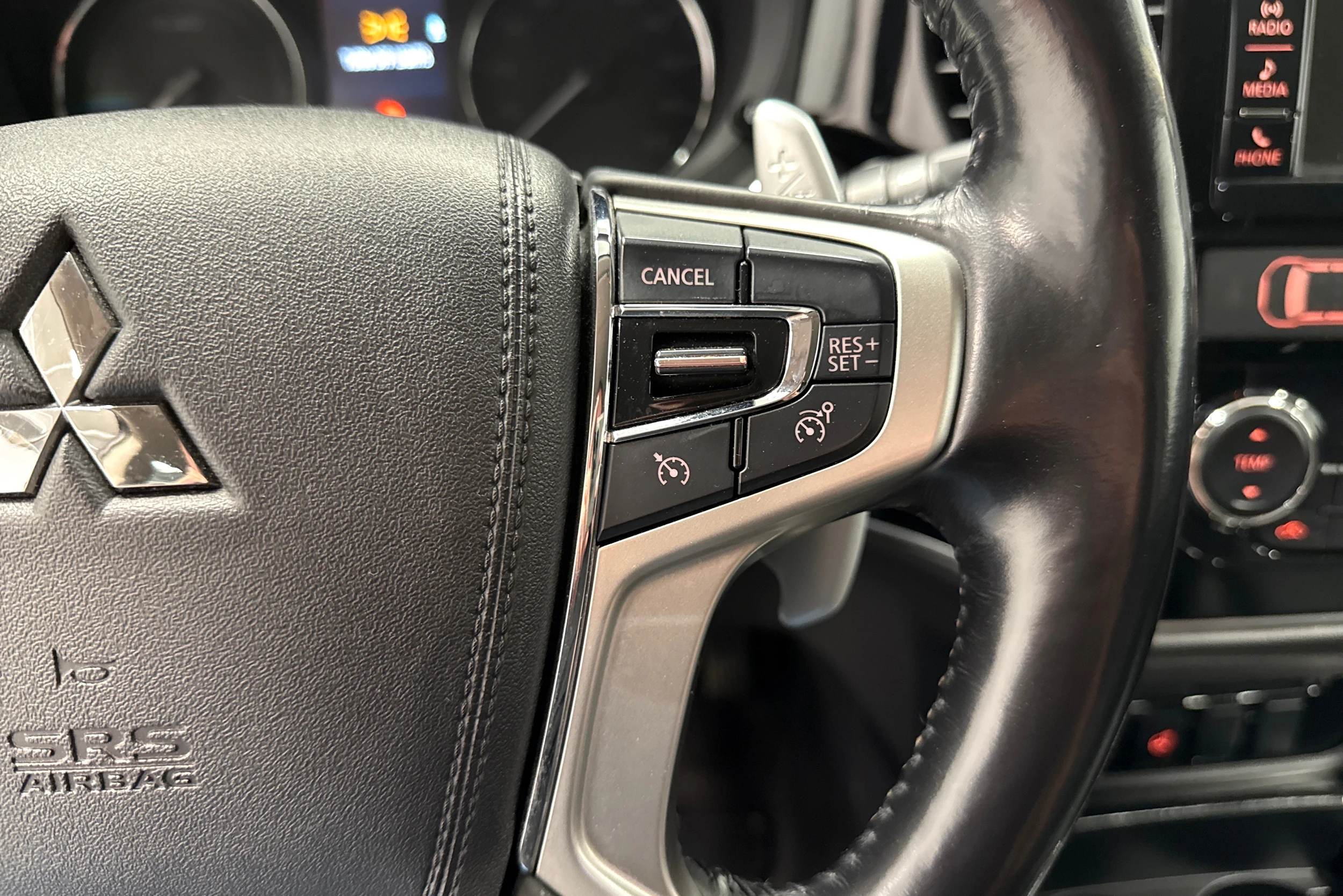 Musta Mitsubishi Outlander PHEV 2016 kuva 17.