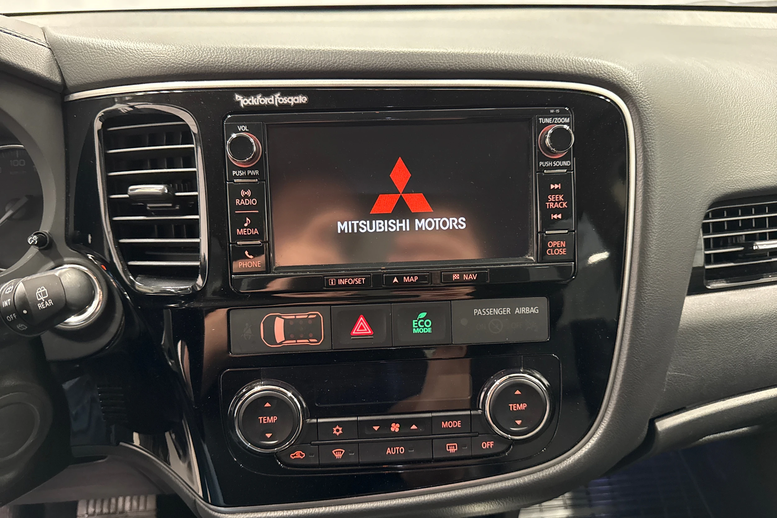 Musta Mitsubishi Outlander PHEV 2016 kuva 18.