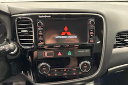 Musta Mitsubishi Outlander PHEV 2016 kuva 18.
