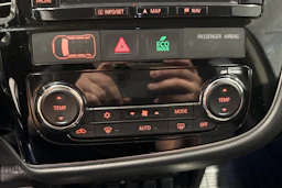 Musta Mitsubishi Outlander PHEV 2016 kuva 19.