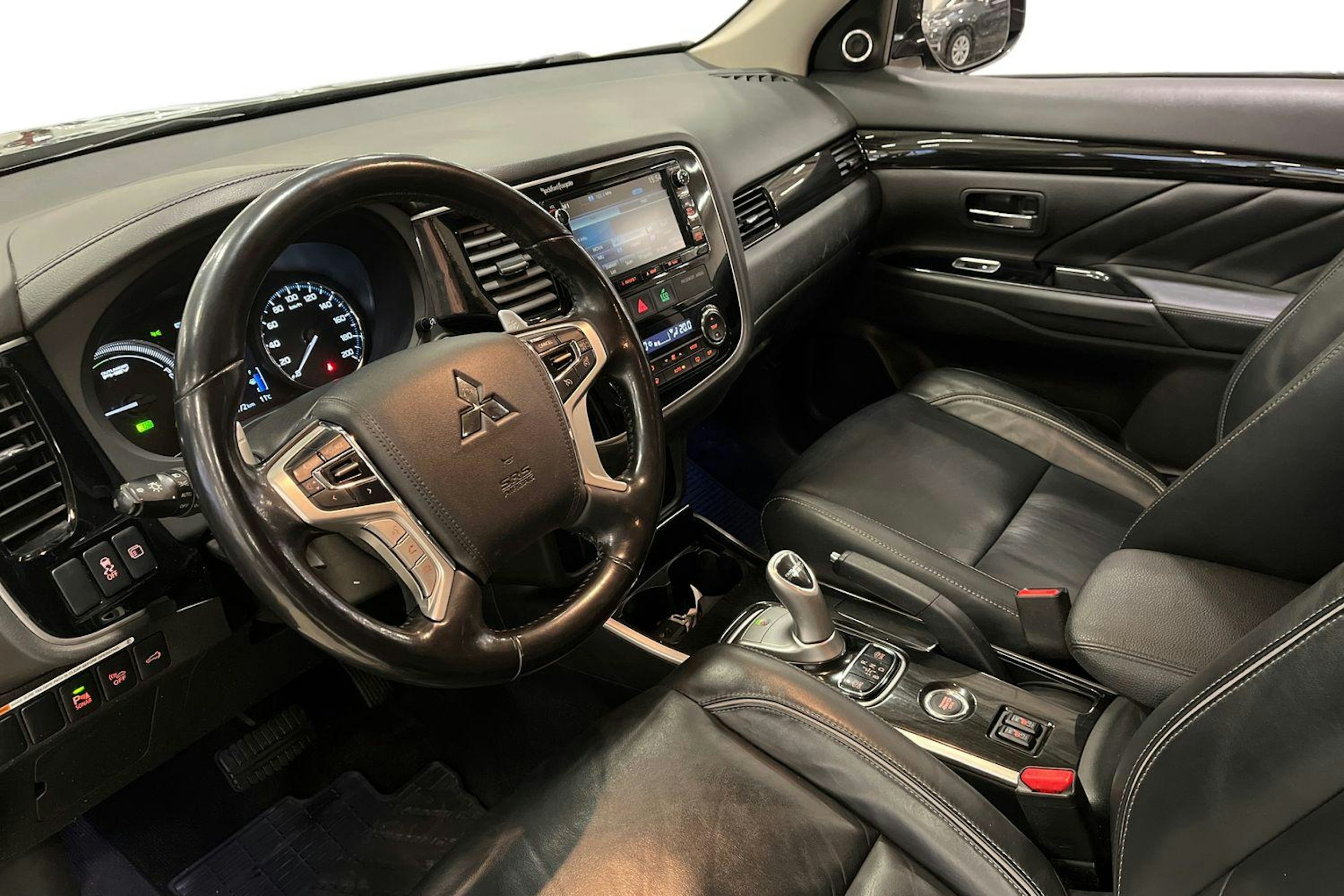 musta Mitsubishi Outlander PHEV 2016 kuva 7.