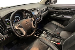 musta Mitsubishi Outlander PHEV 2016 kuva 7.