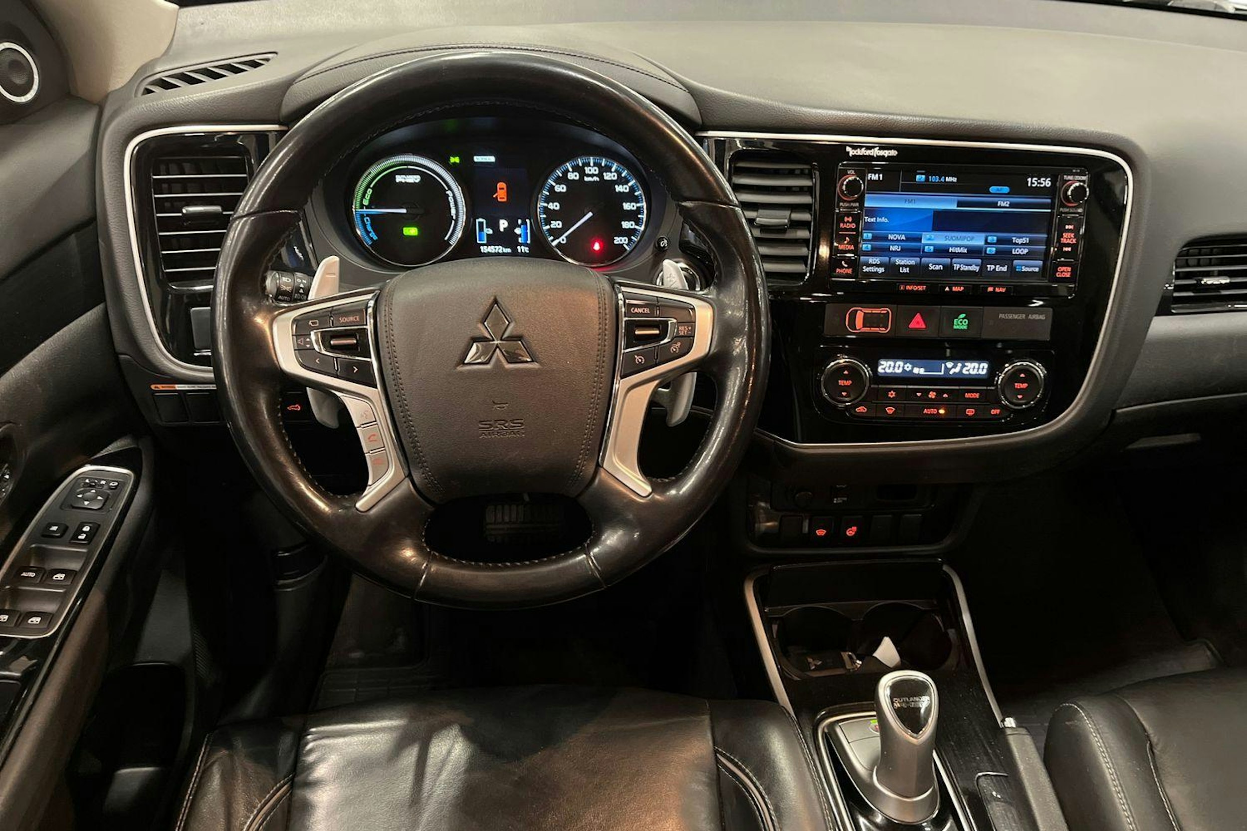 musta Mitsubishi Outlander PHEV 2016 kuva 9.