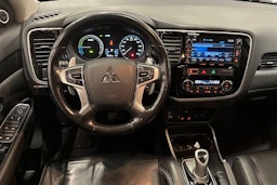 musta Mitsubishi Outlander PHEV 2016 kuva 9.
