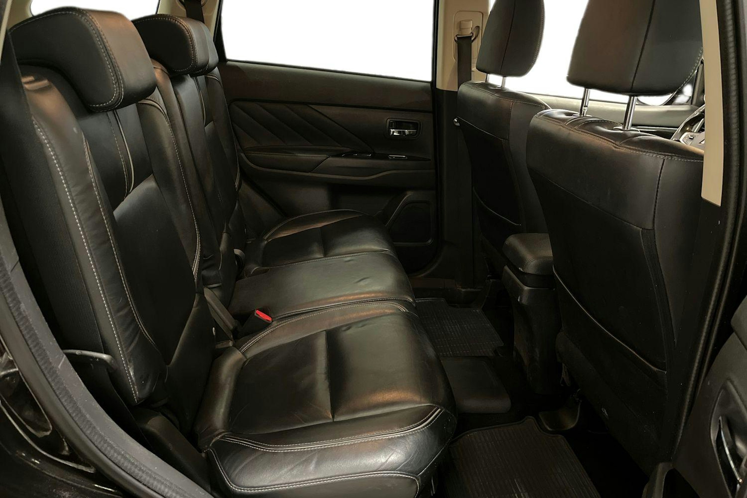 musta Mitsubishi Outlander PHEV 2016 kuva 10.