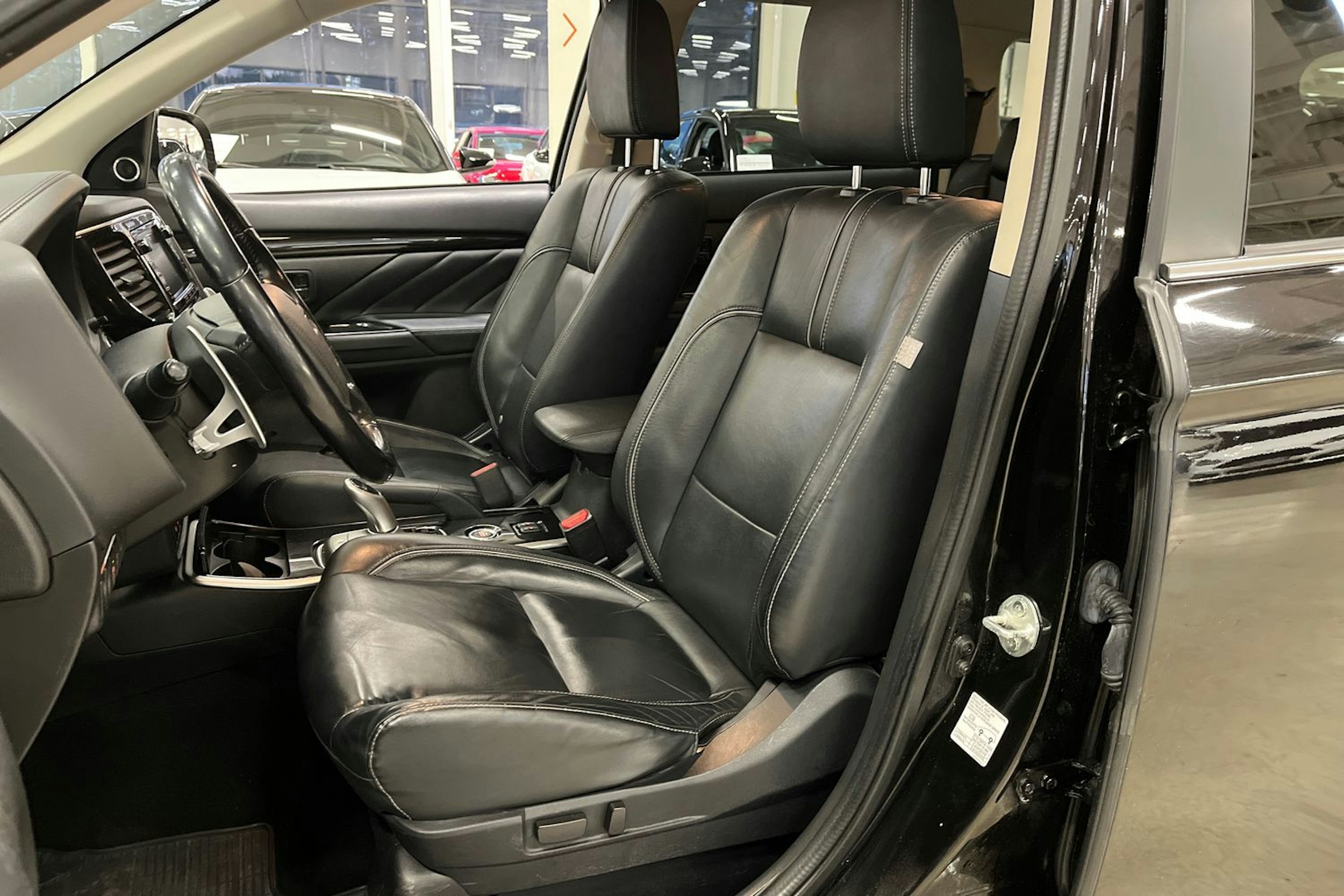 musta Mitsubishi Outlander PHEV 2016 kuva 14.