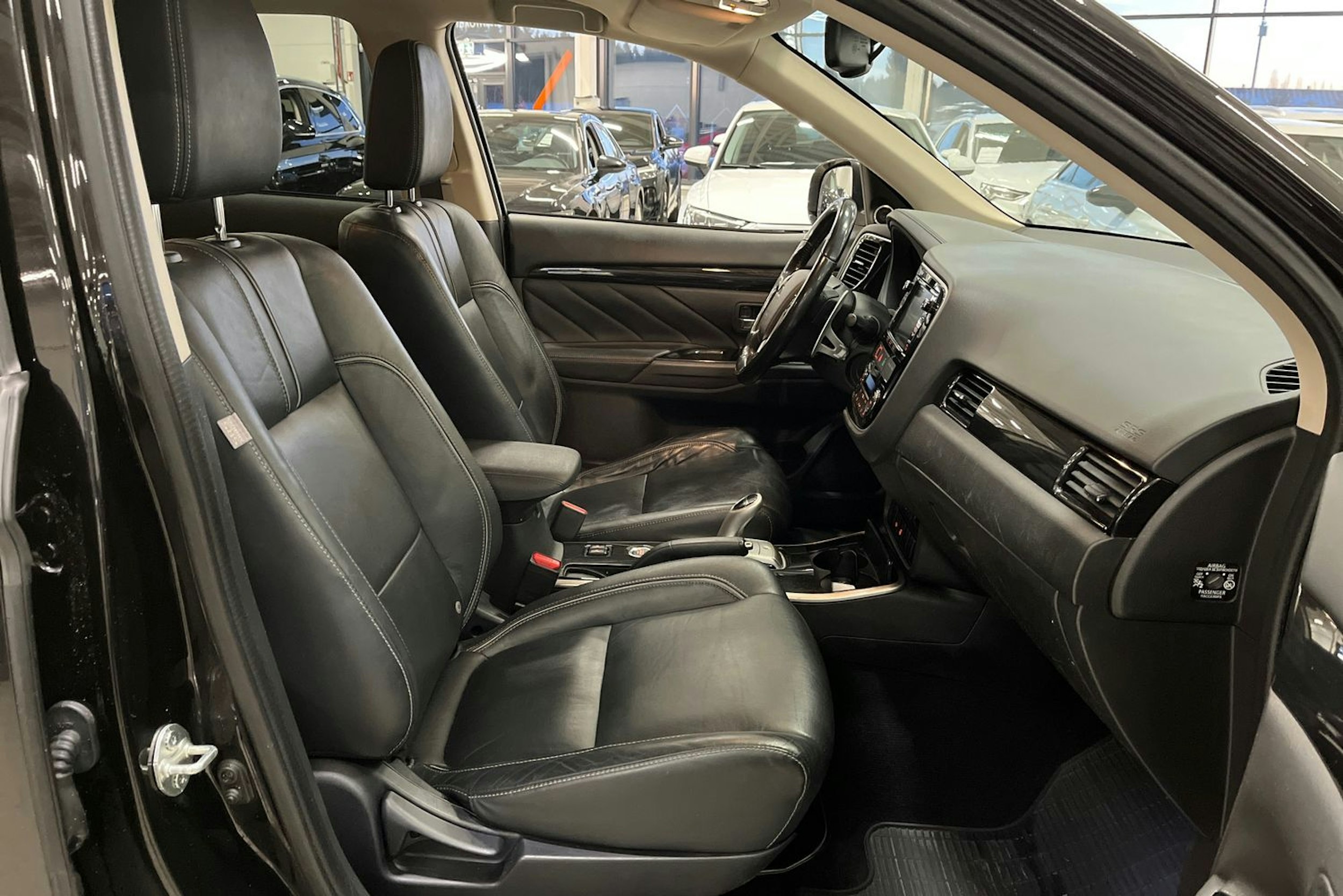 musta Mitsubishi Outlander PHEV 2016 kuva 15.