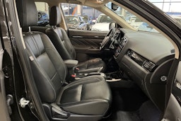 musta Mitsubishi Outlander PHEV 2016 kuva 15.