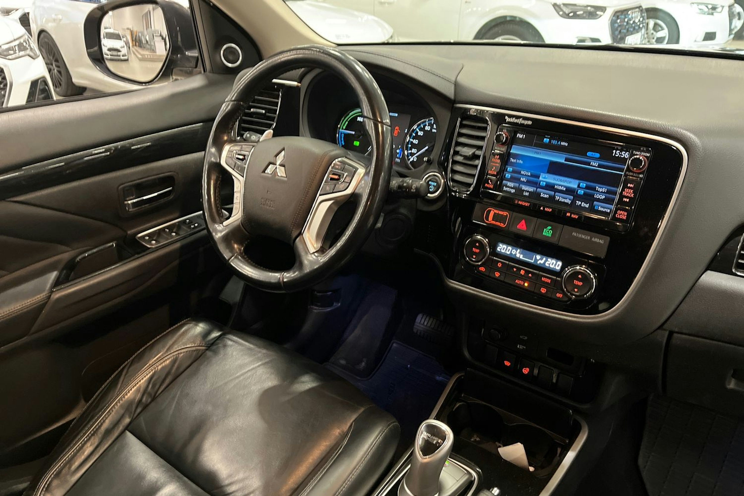 musta Mitsubishi Outlander PHEV 2016 kuva 16.