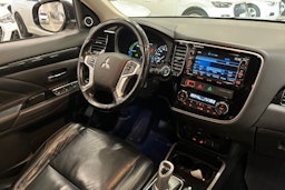 musta Mitsubishi Outlander PHEV 2016 kuva 16.