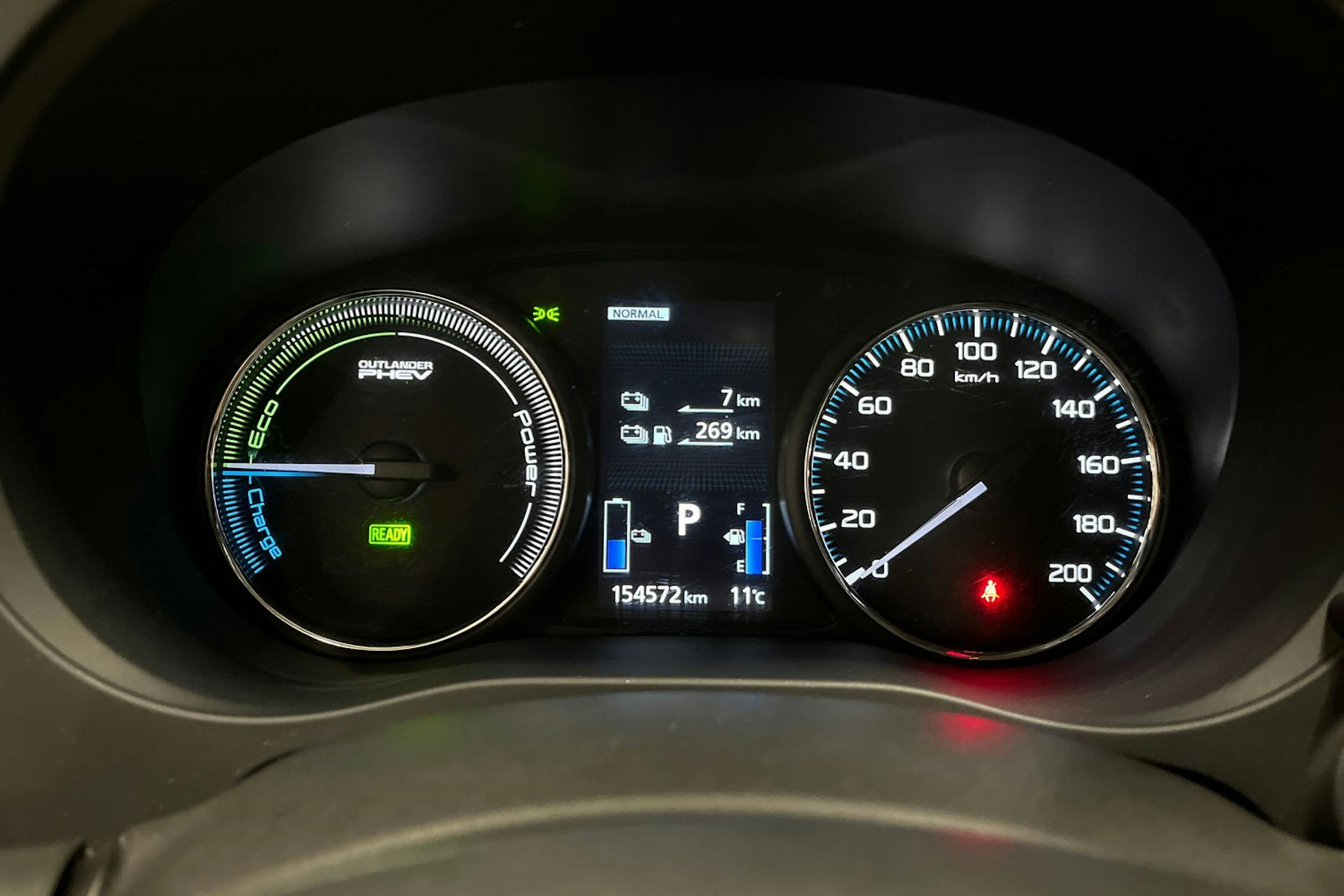 musta Mitsubishi Outlander PHEV 2016 kuva 18.