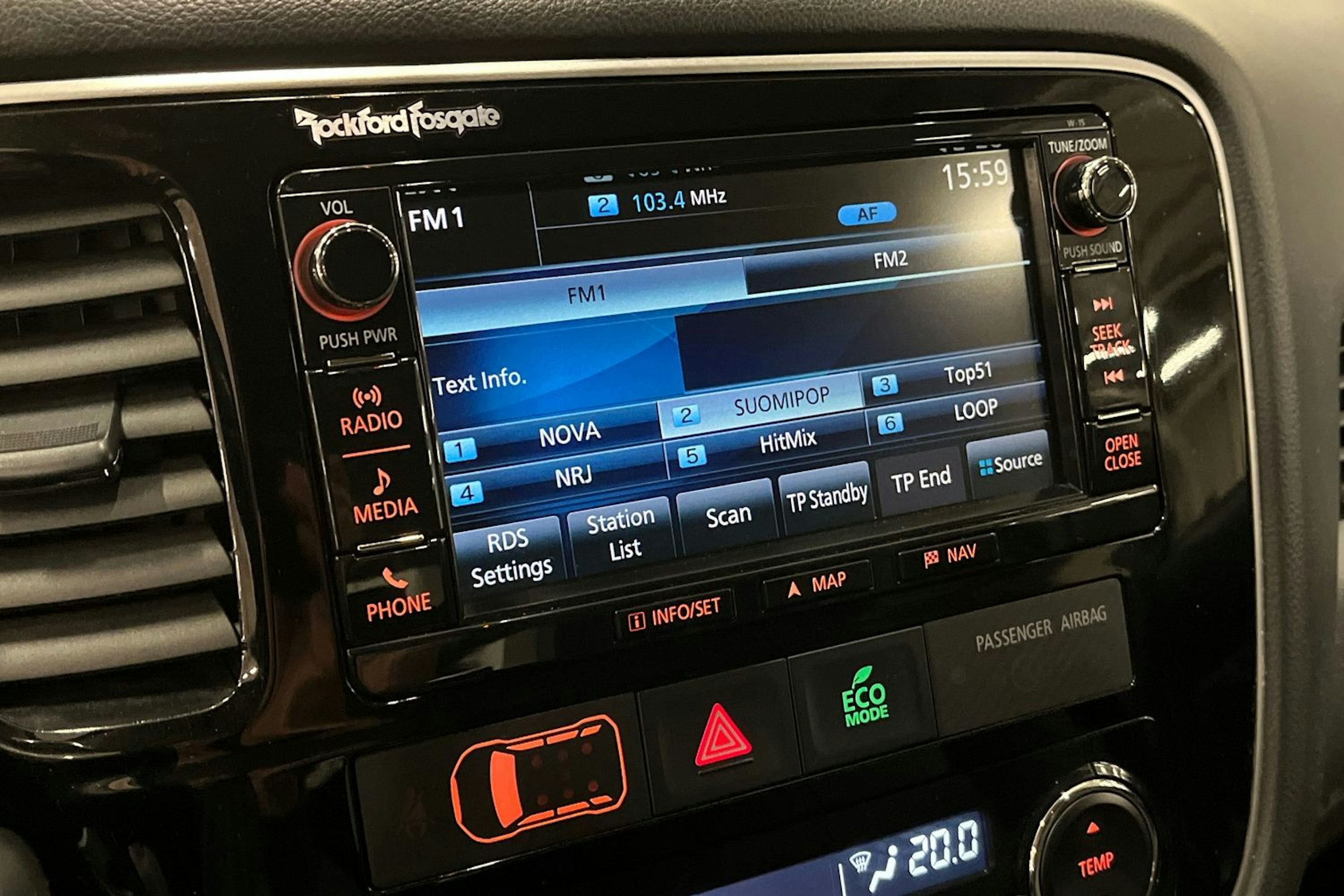 musta Mitsubishi Outlander PHEV 2016 kuva 19.