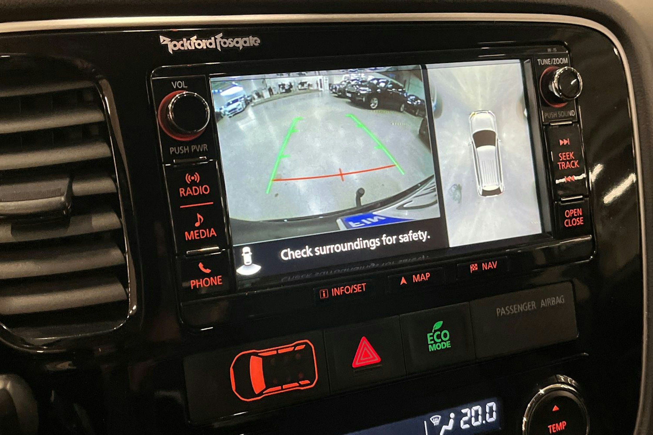 musta Mitsubishi Outlander PHEV 2016 kuva 20.