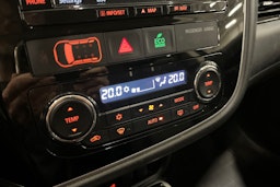 musta Mitsubishi Outlander PHEV 2016 kuva 21.